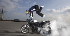 Chris Pfeiffer i motocyklowy stunt na BMW